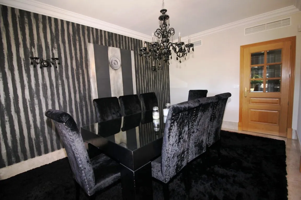 Villa con 4 dormitorios en venta en Marbella Este