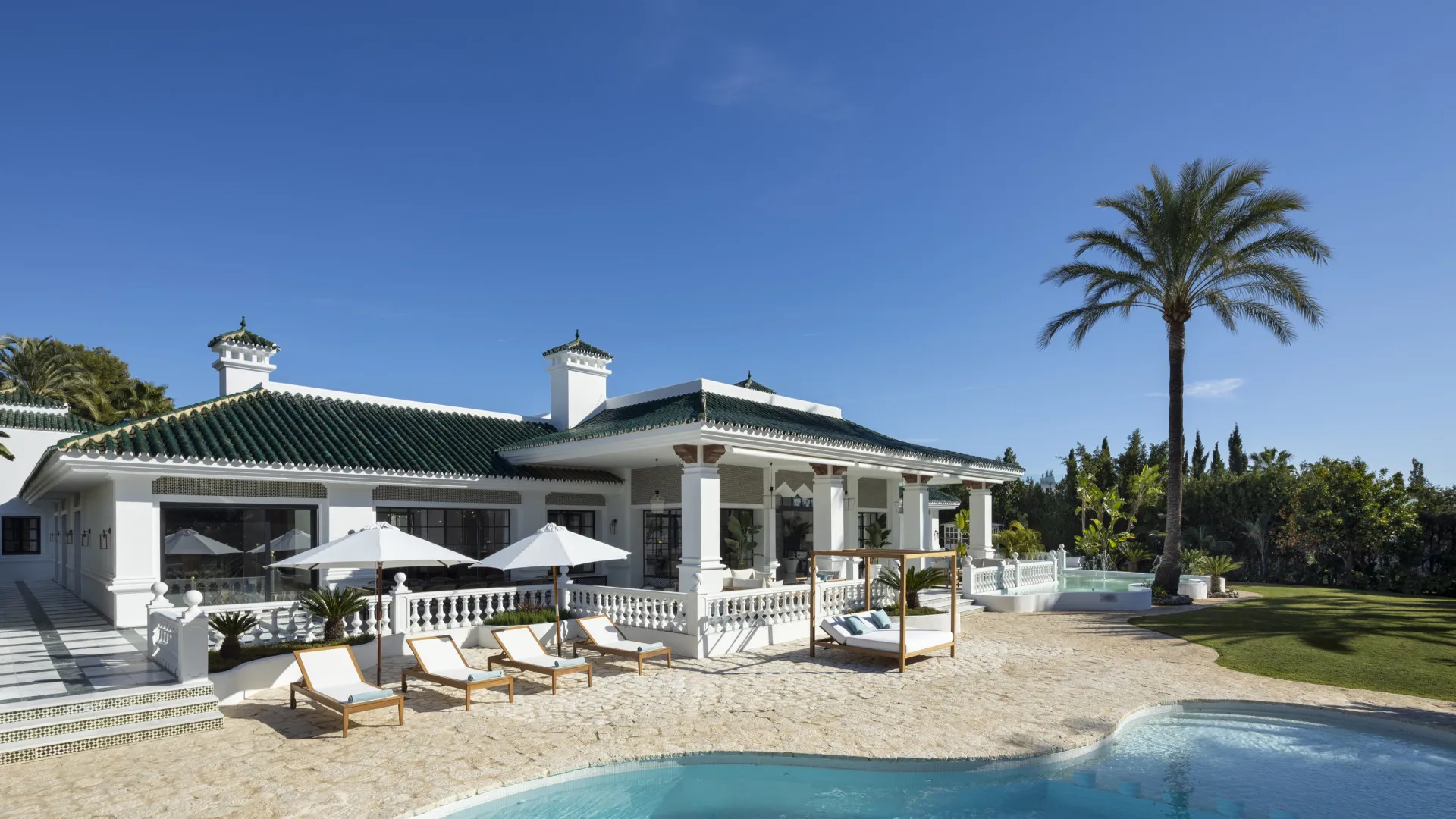 Villa a la venta en Nueva Andalucia con 12 dormitorios