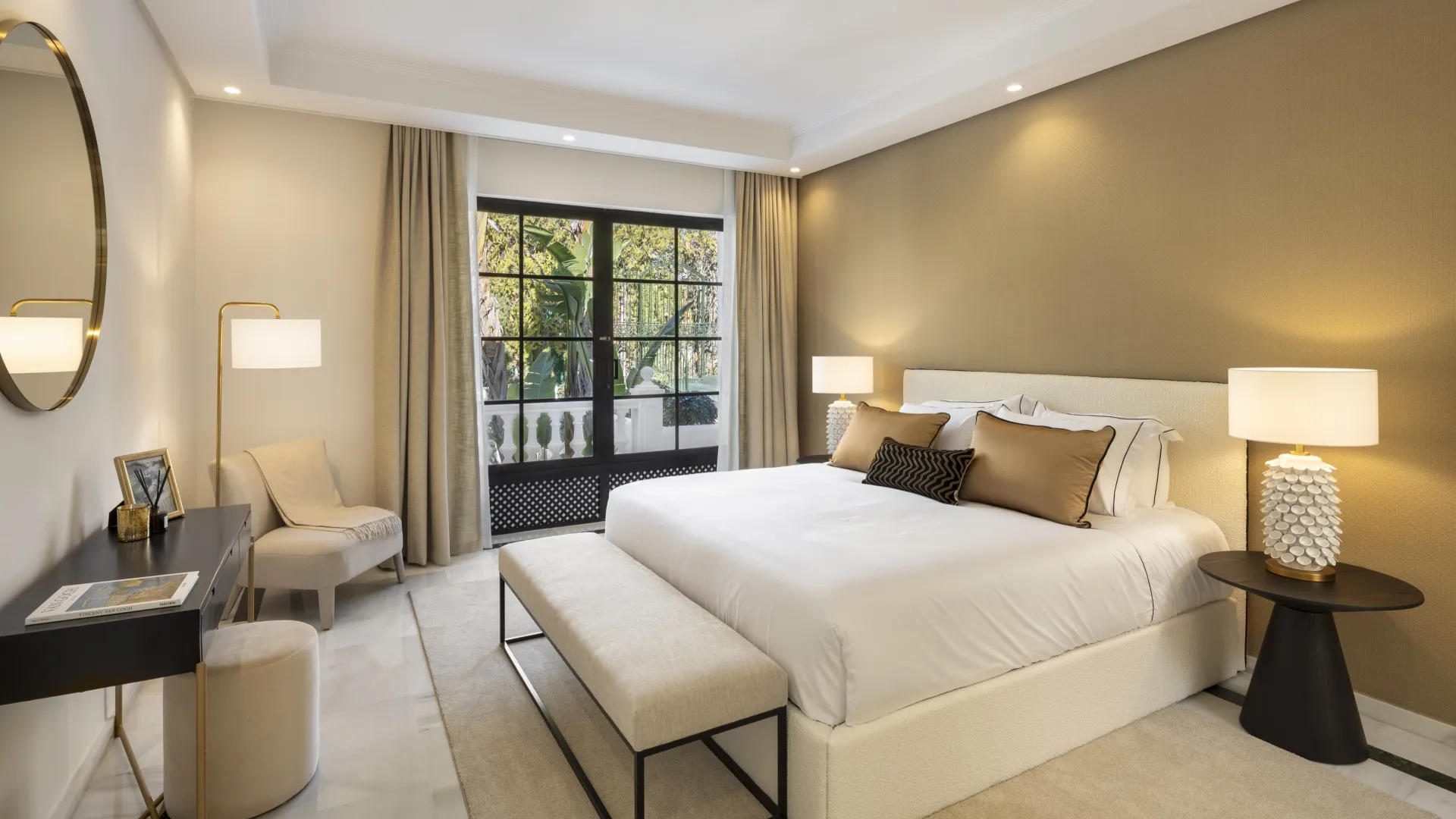 Villa a la venta en Nueva Andalucia con 12 dormitorios