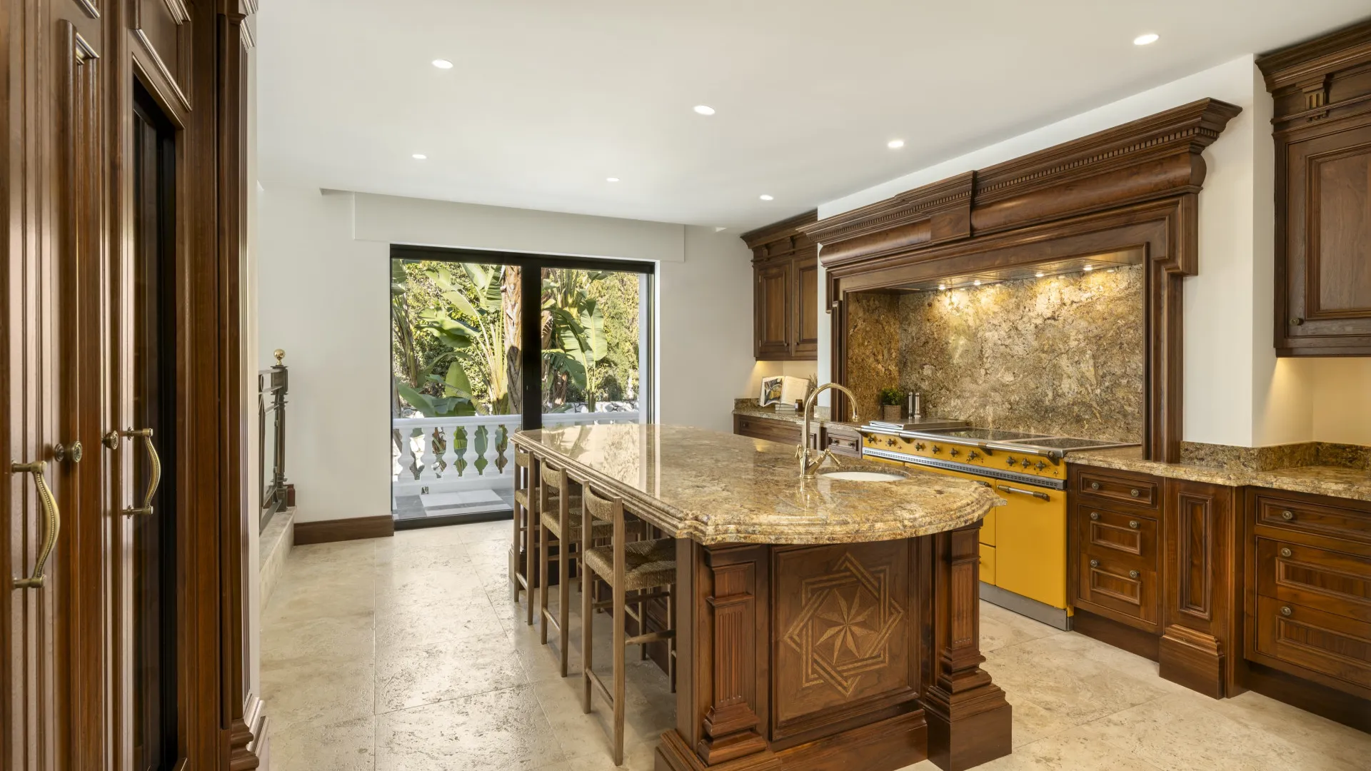 Villa a la venta en Nueva Andalucia con 12 dormitorios