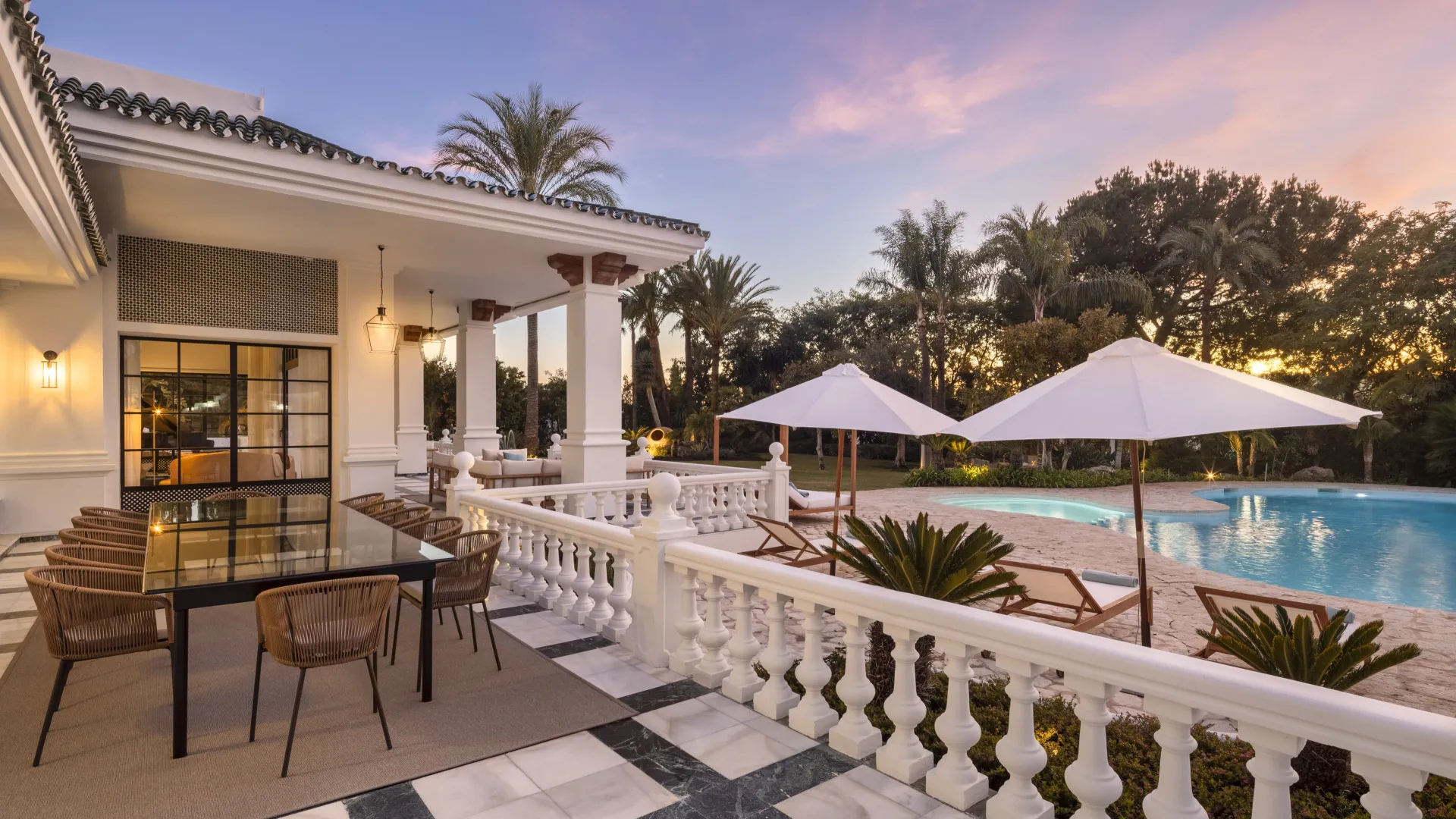 Villa a la venta en Nueva Andalucia con 12 dormitorios