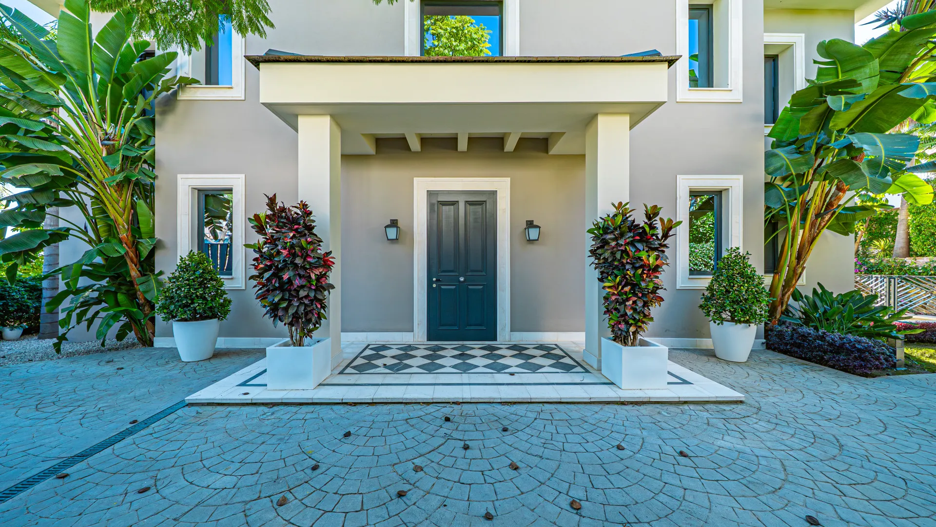 Buy villa with 6 bedrooms in New Golden Mile