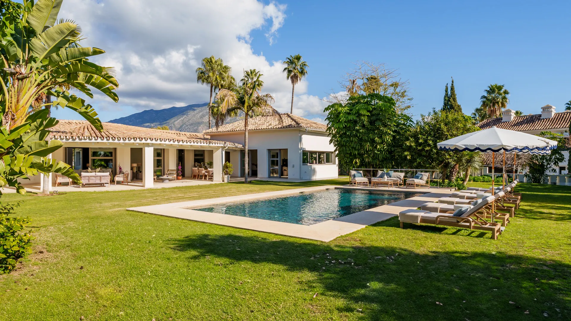 Se vende villa de 5 dormitorios en Nueva Andalucia