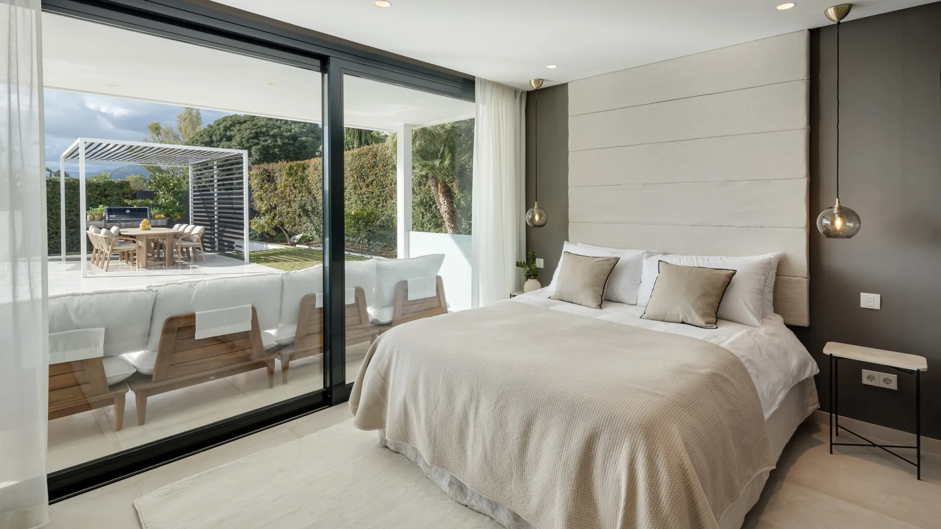 Se vende villa de 6 dormitorios en Nueva Andalucia