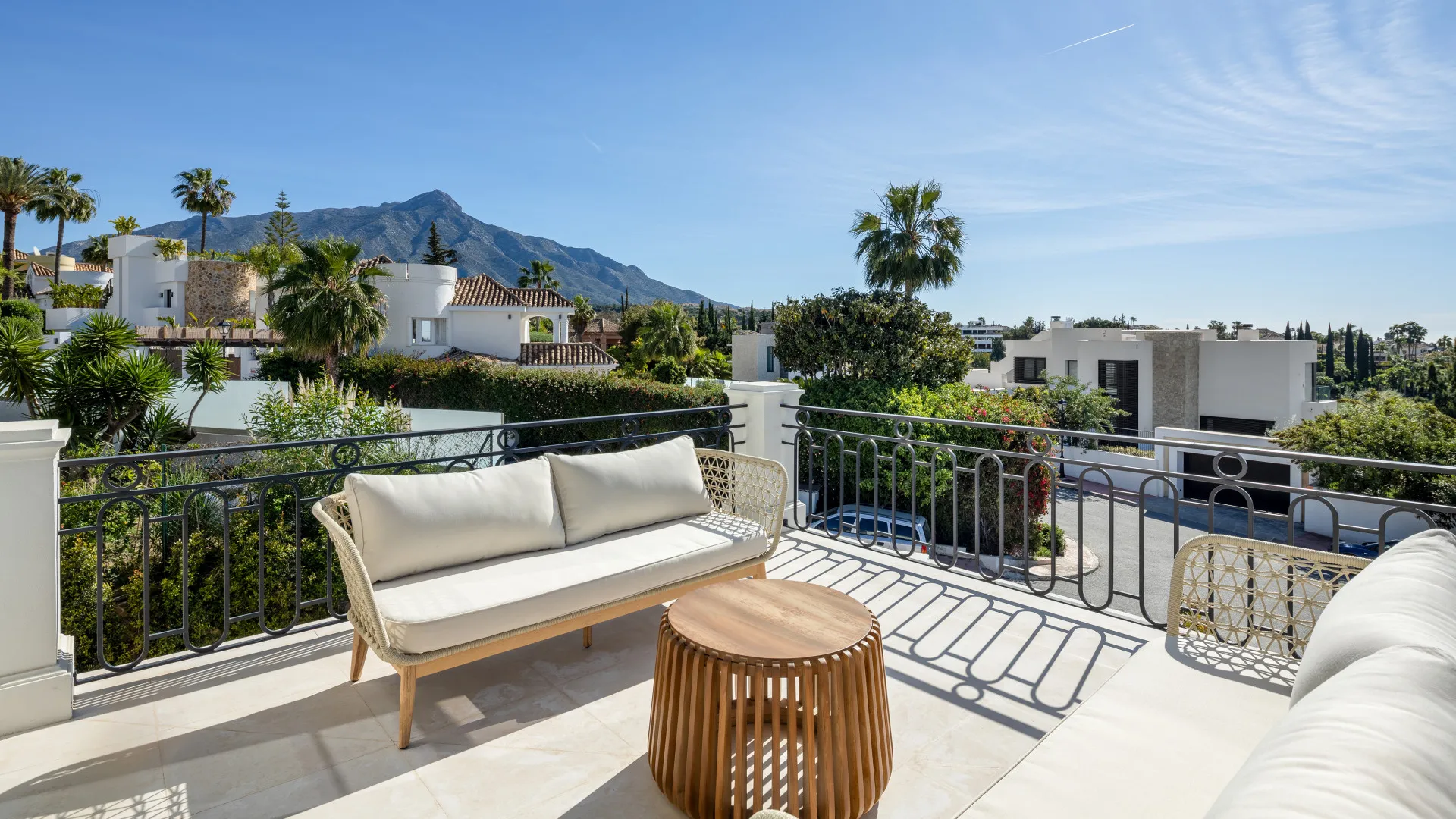Se vende villa con 6 dormitorios en Nueva Andalucia