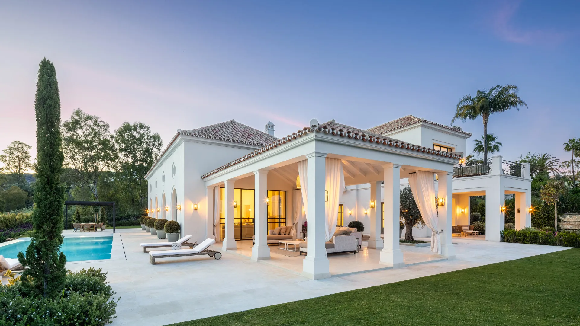 Se vende villa con 6 dormitorios en Nueva Andalucia