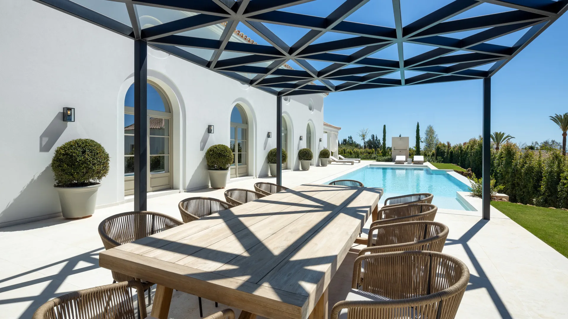 Se vende villa con 6 dormitorios en Nueva Andalucia
