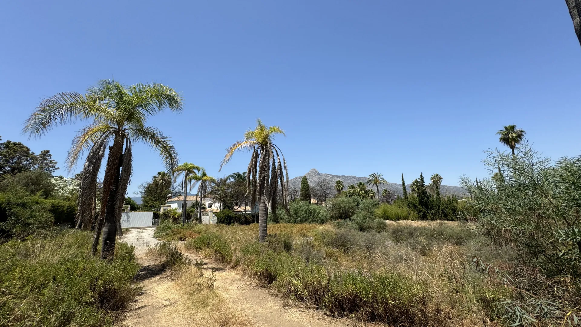For sale plot in Nueva Andalucia