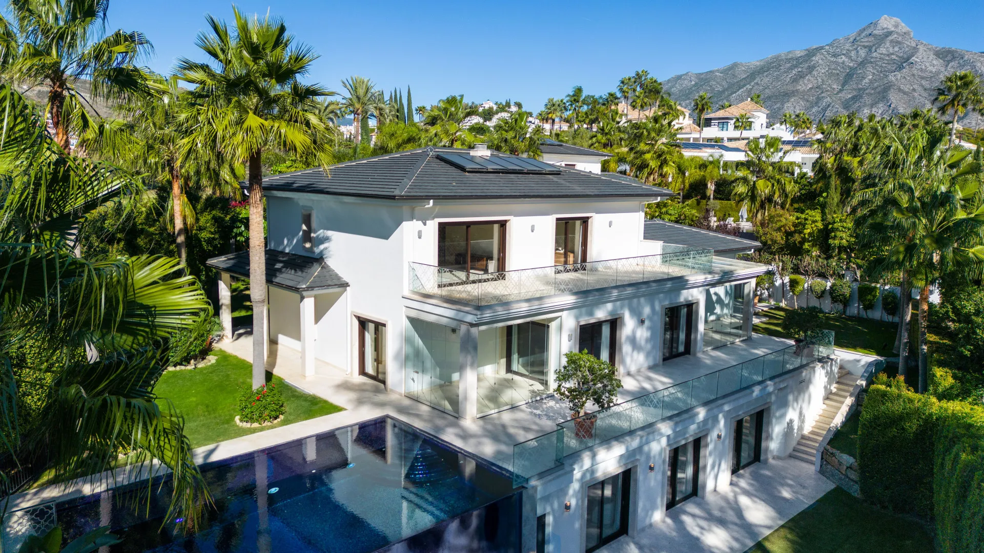 Villa con 5 dormitorios en venta en Nueva Andalucia