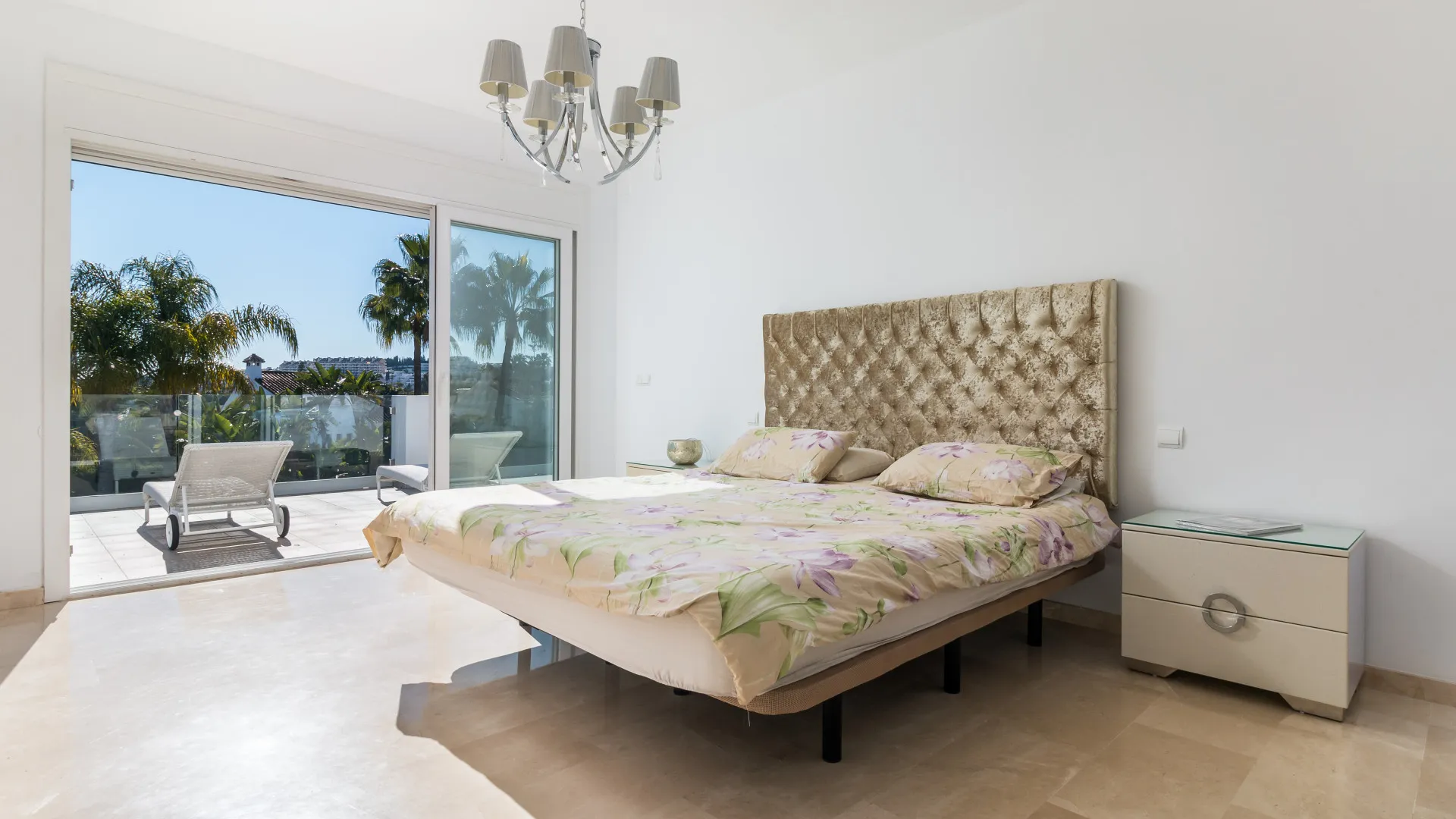 For sale villa in Nueva Andalucia