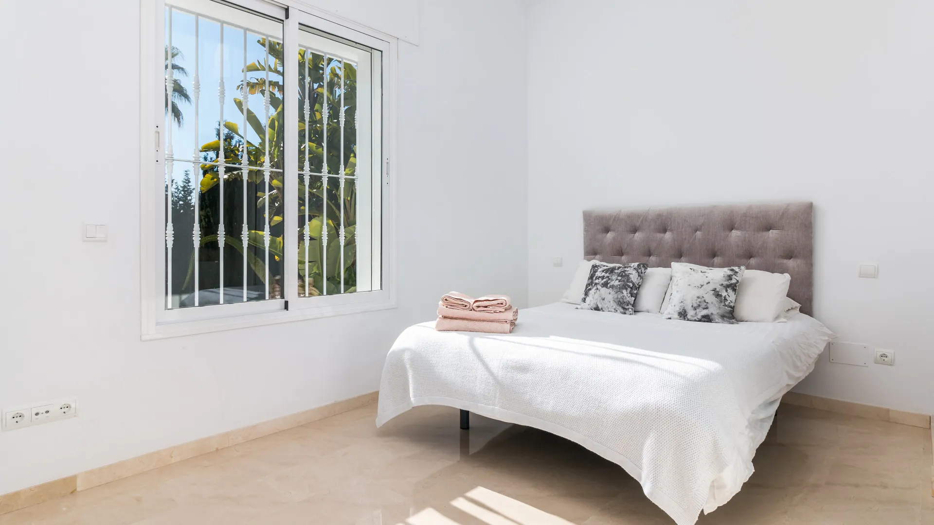 For sale villa in Nueva Andalucia