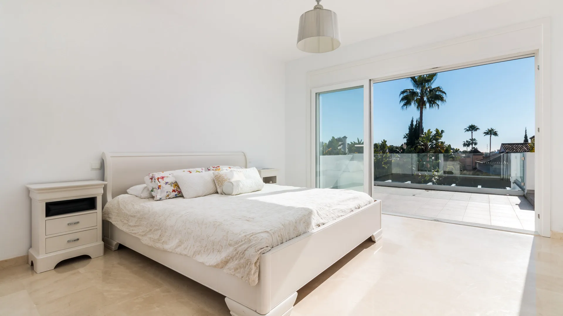 For sale villa in Nueva Andalucia