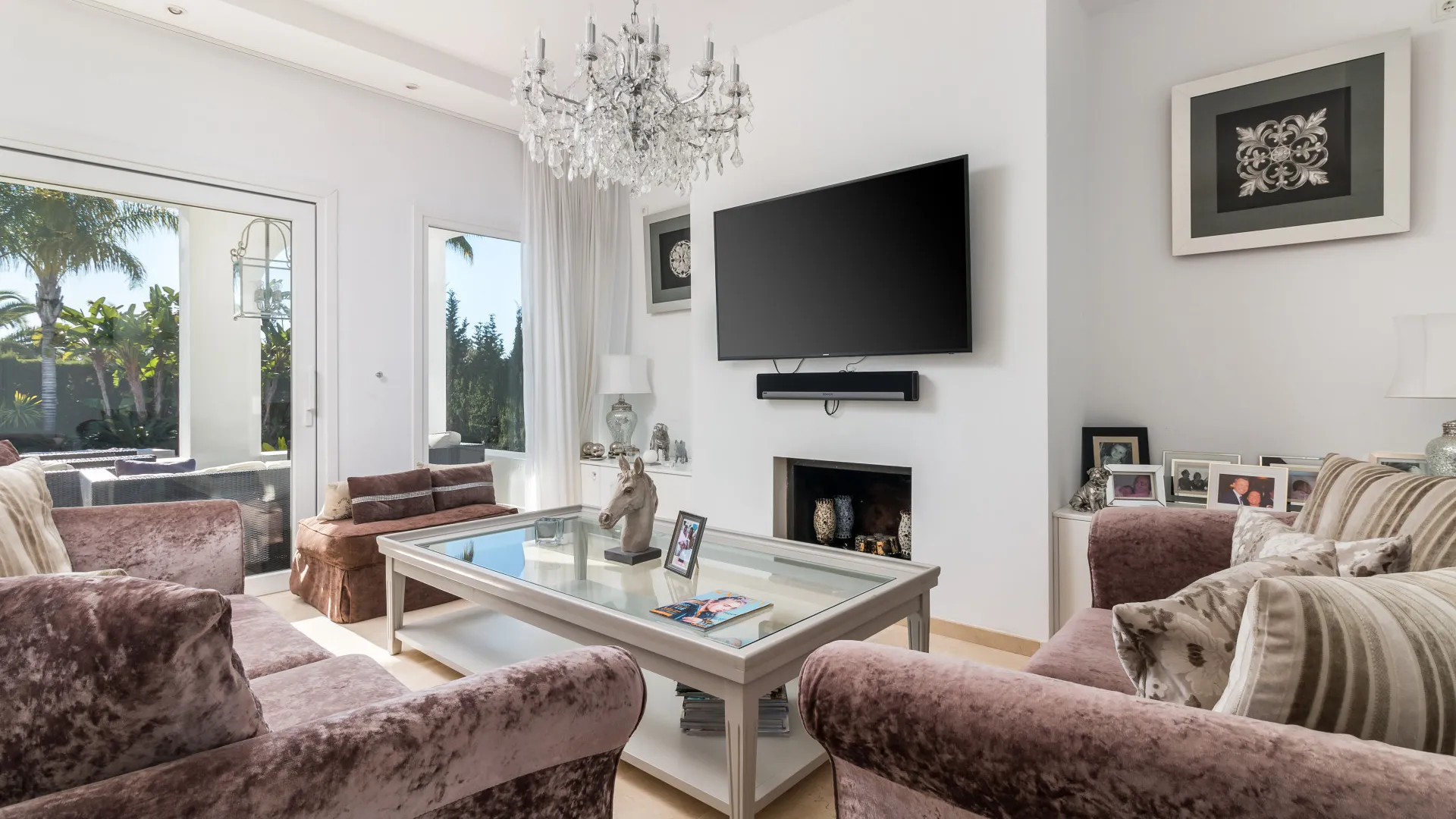 For sale villa in Nueva Andalucia