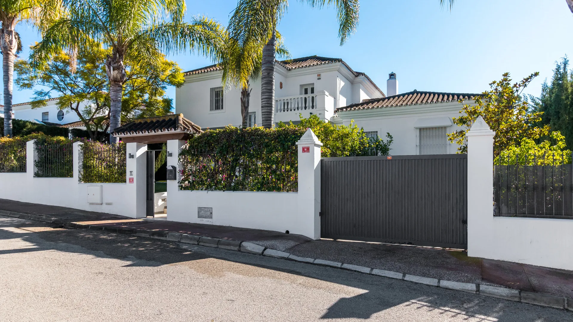 For sale villa in Nueva Andalucia
