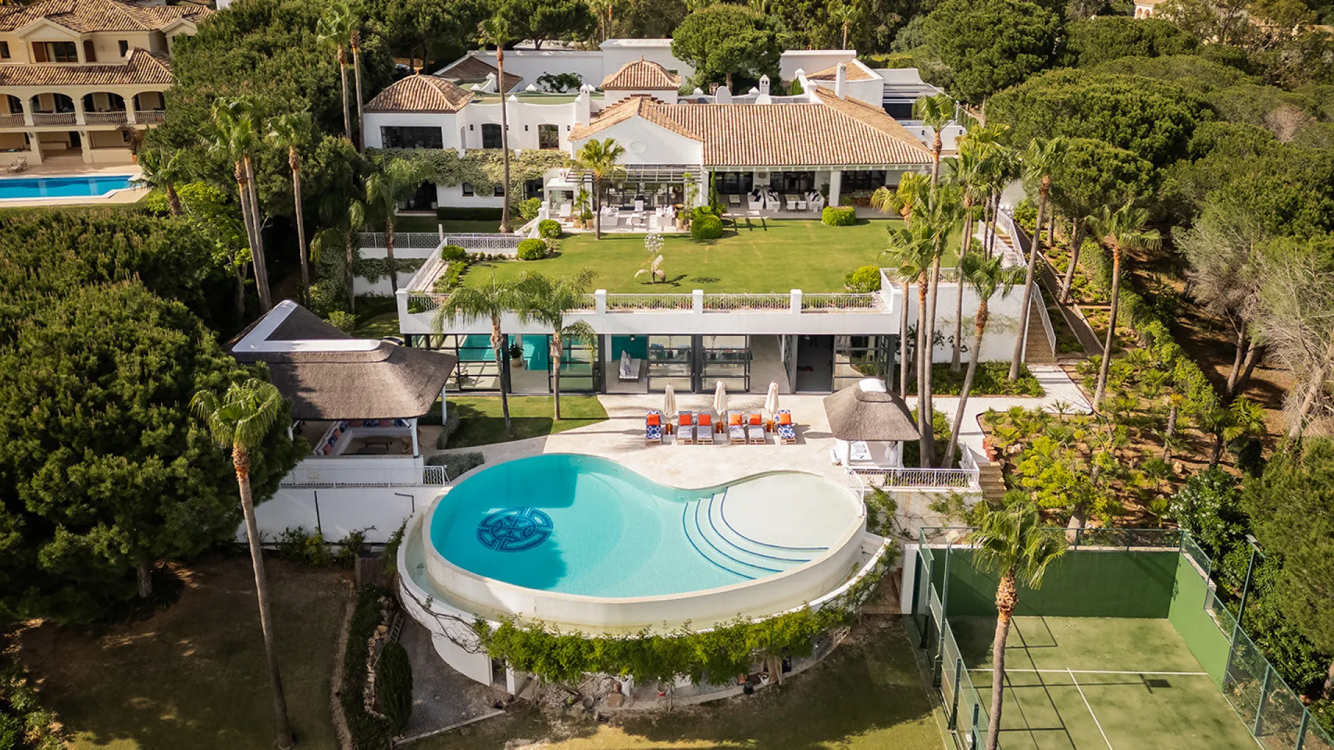 Zona F, villa en venta de 8 dormitorios