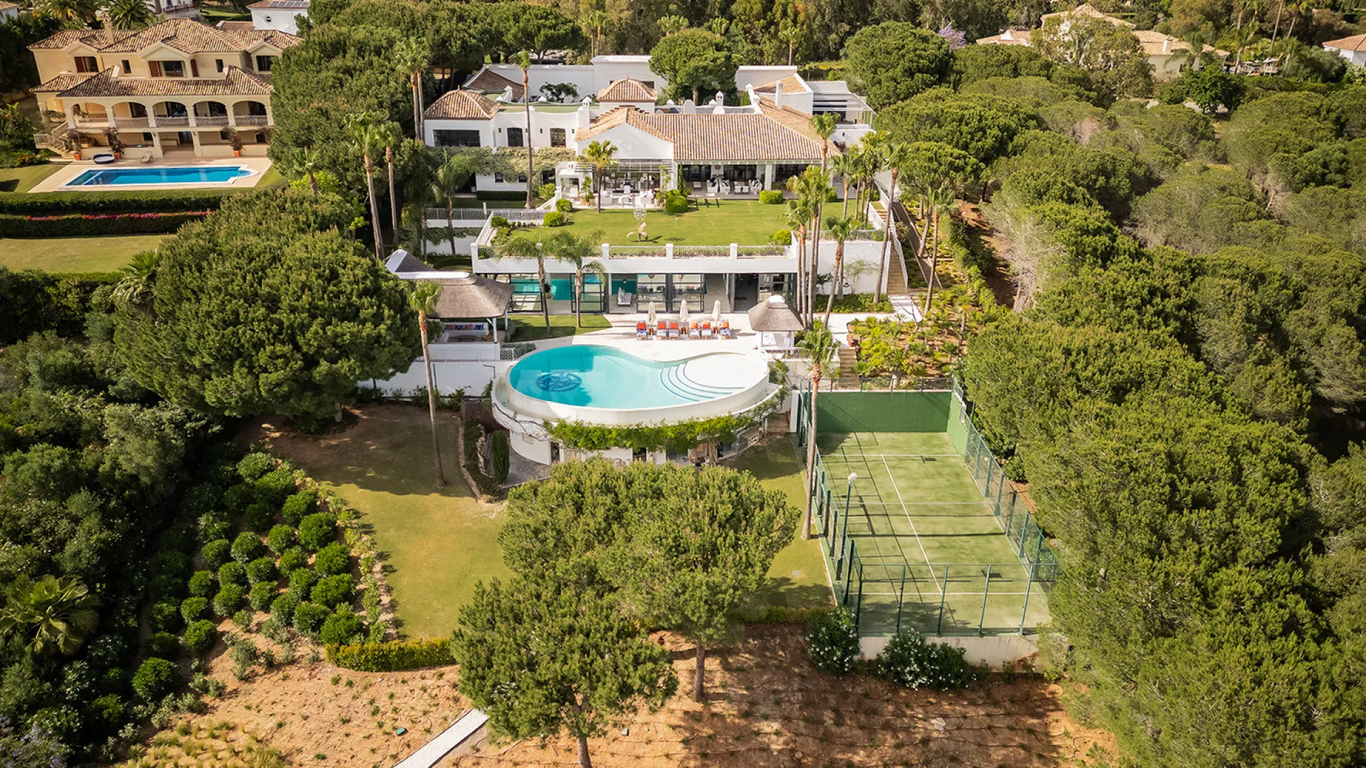 Zona F, villa en venta de 8 dormitorios