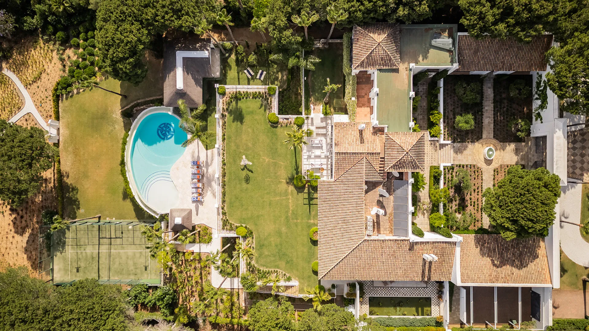 Zona F, villa en venta de 8 dormitorios