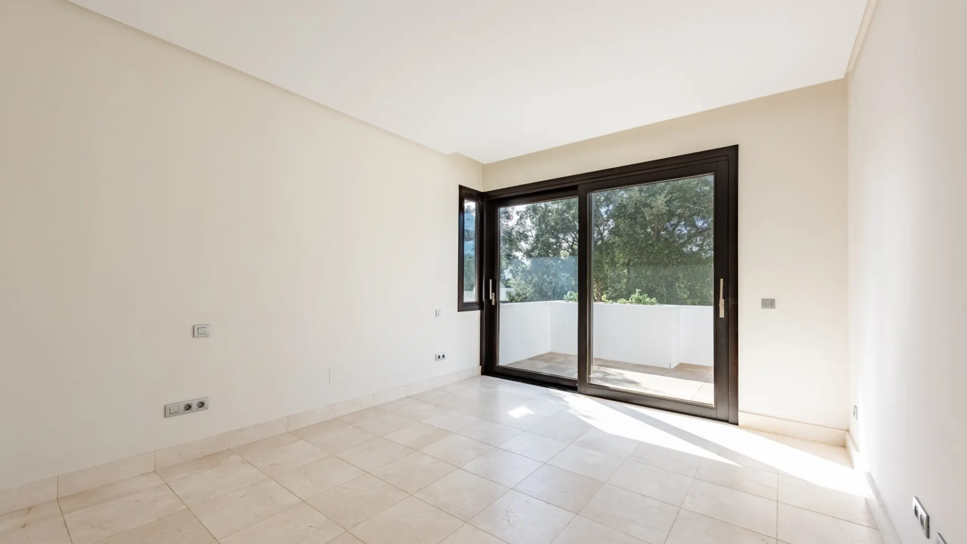 Buy duplex penthouse in Hacienda de Valderrama with 4 bedrooms