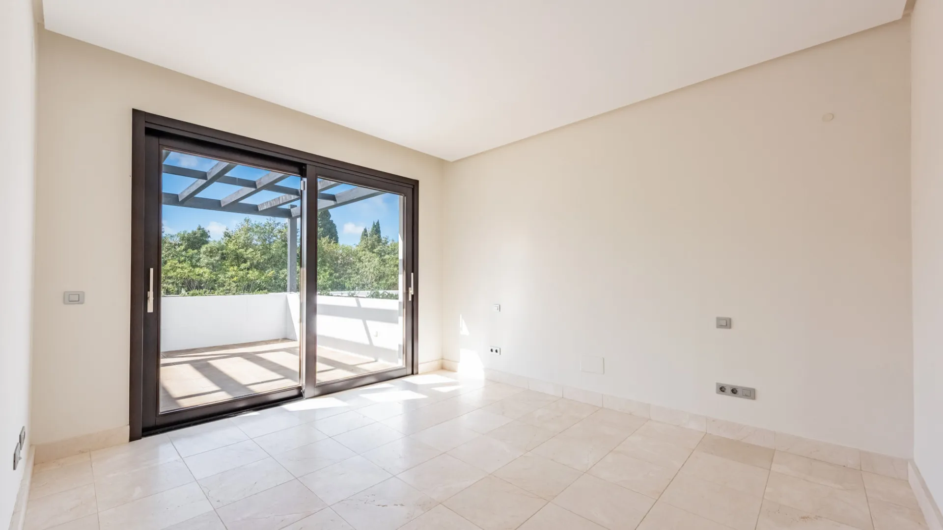 Buy duplex penthouse in Hacienda de Valderrama with 4 bedrooms