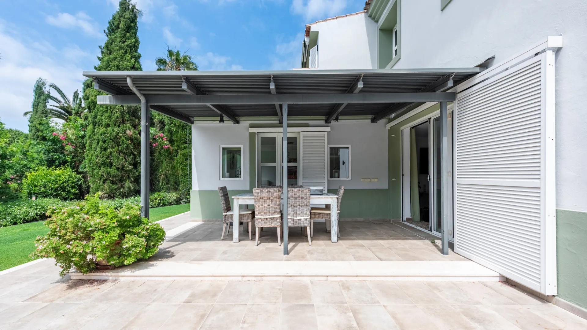 Se vende villa de 4 dormitorios en Zona F