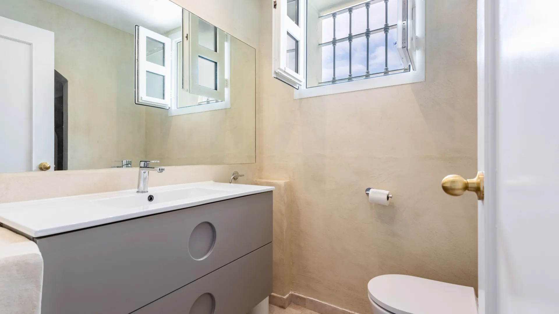 Se vende villa de 4 dormitorios en Zona F