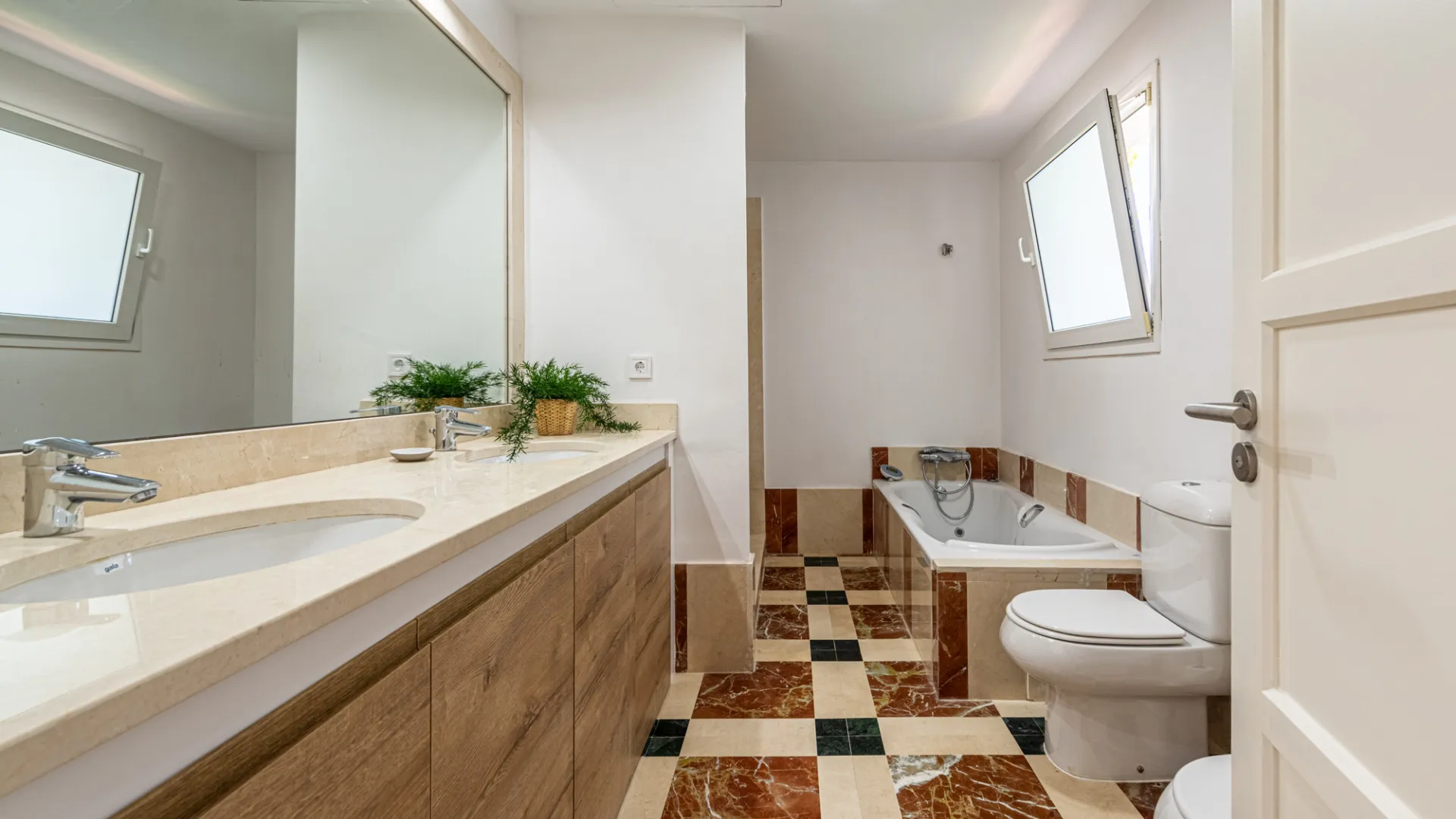 Villa for sale in Zona L with 4 bedrooms