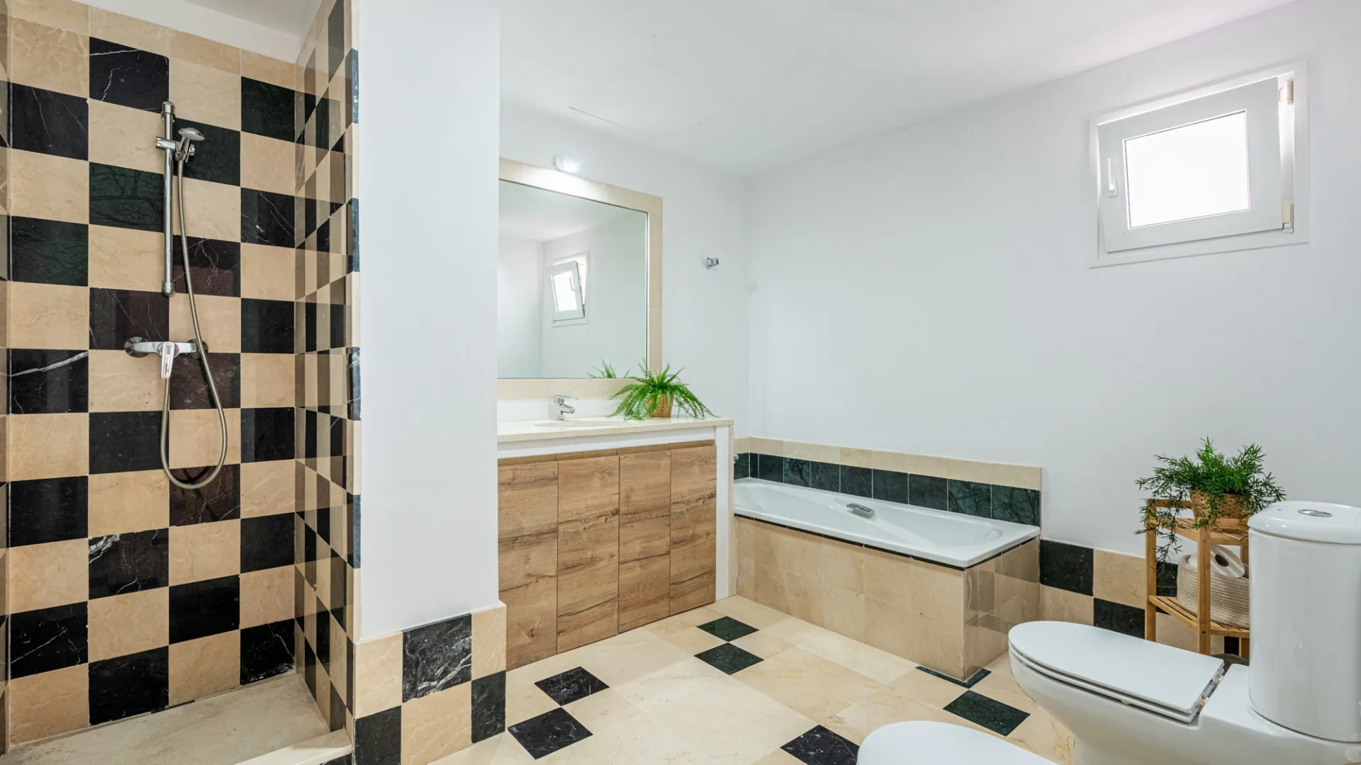 Villa for sale in Zona L with 4 bedrooms
