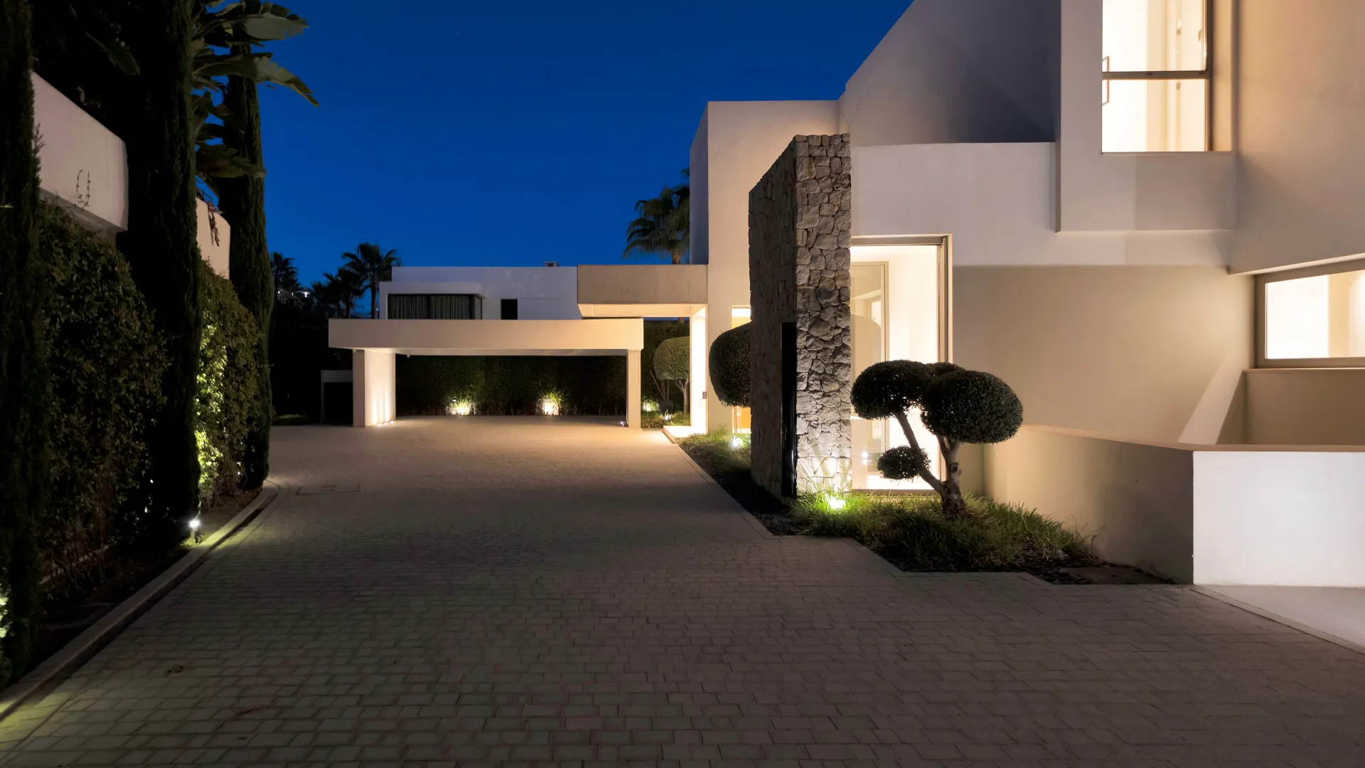 Buy villa in Benahavis with 5 bedrooms