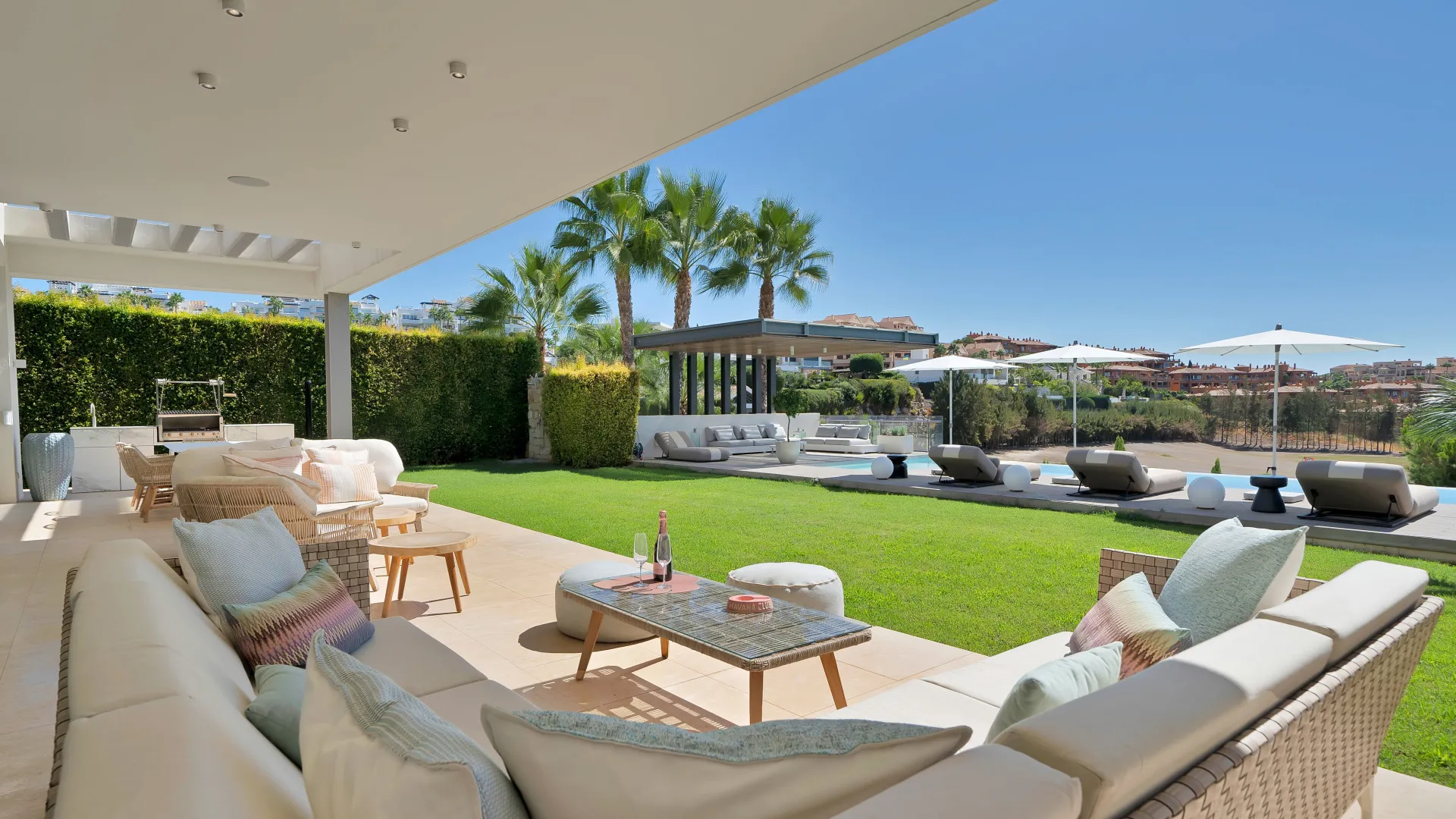 Buy villa in Benahavis with 5 bedrooms