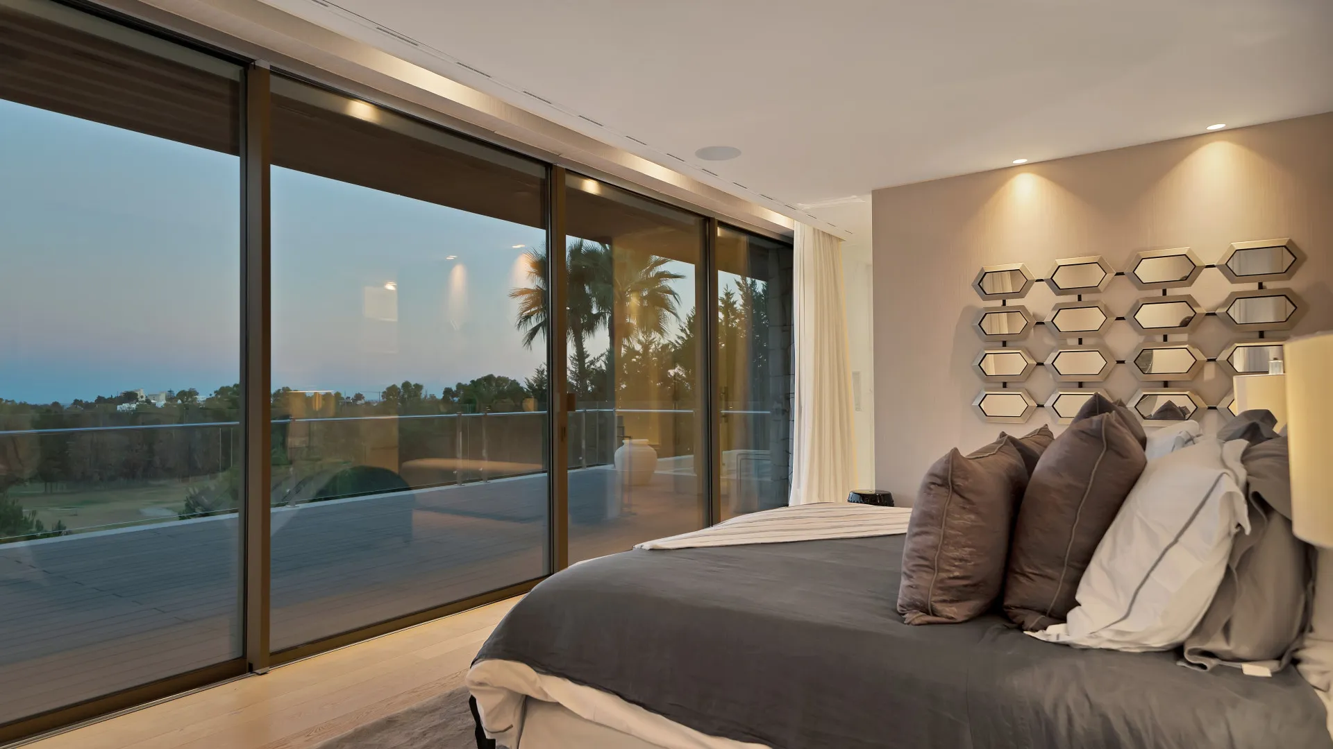 Buy villa in Benahavis with 5 bedrooms
