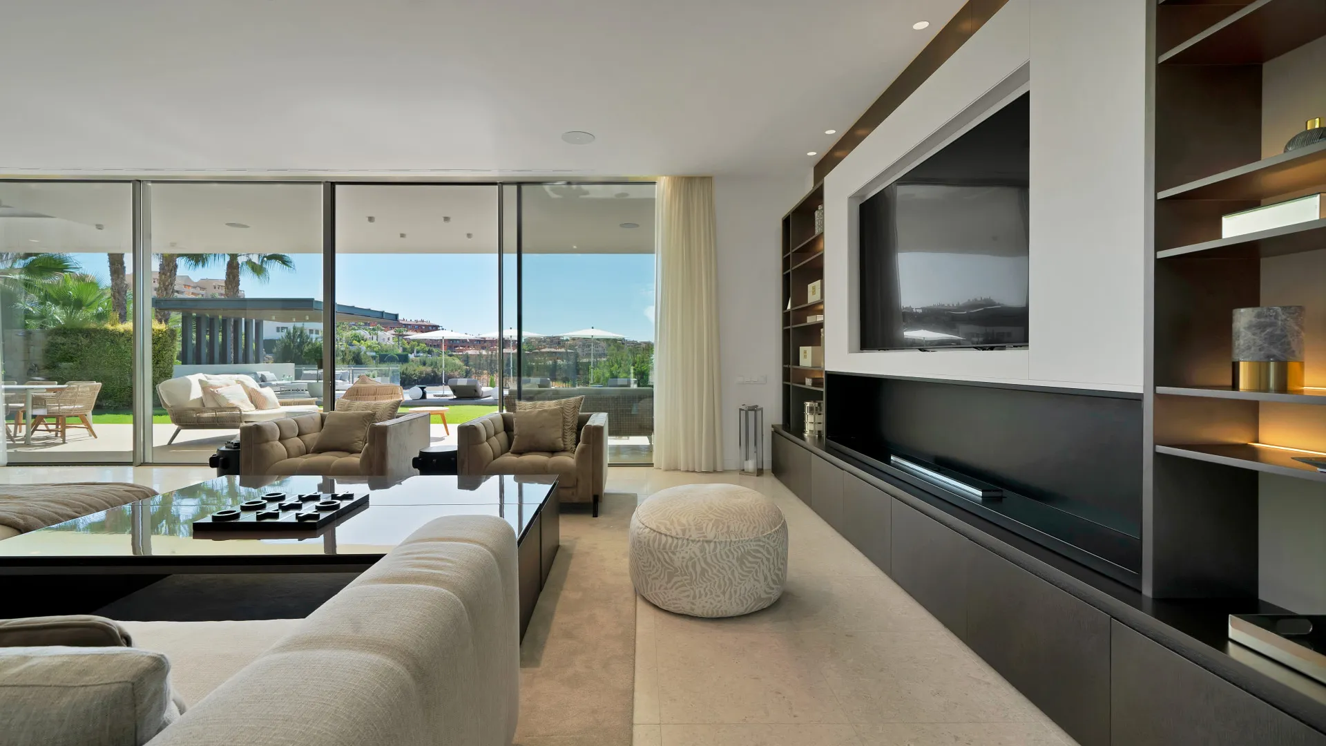 Buy villa in Benahavis with 5 bedrooms