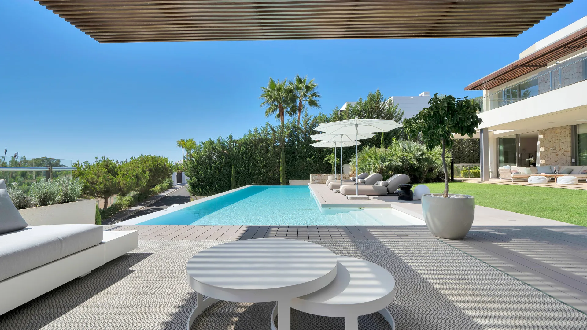 Buy villa in Benahavis with 5 bedrooms