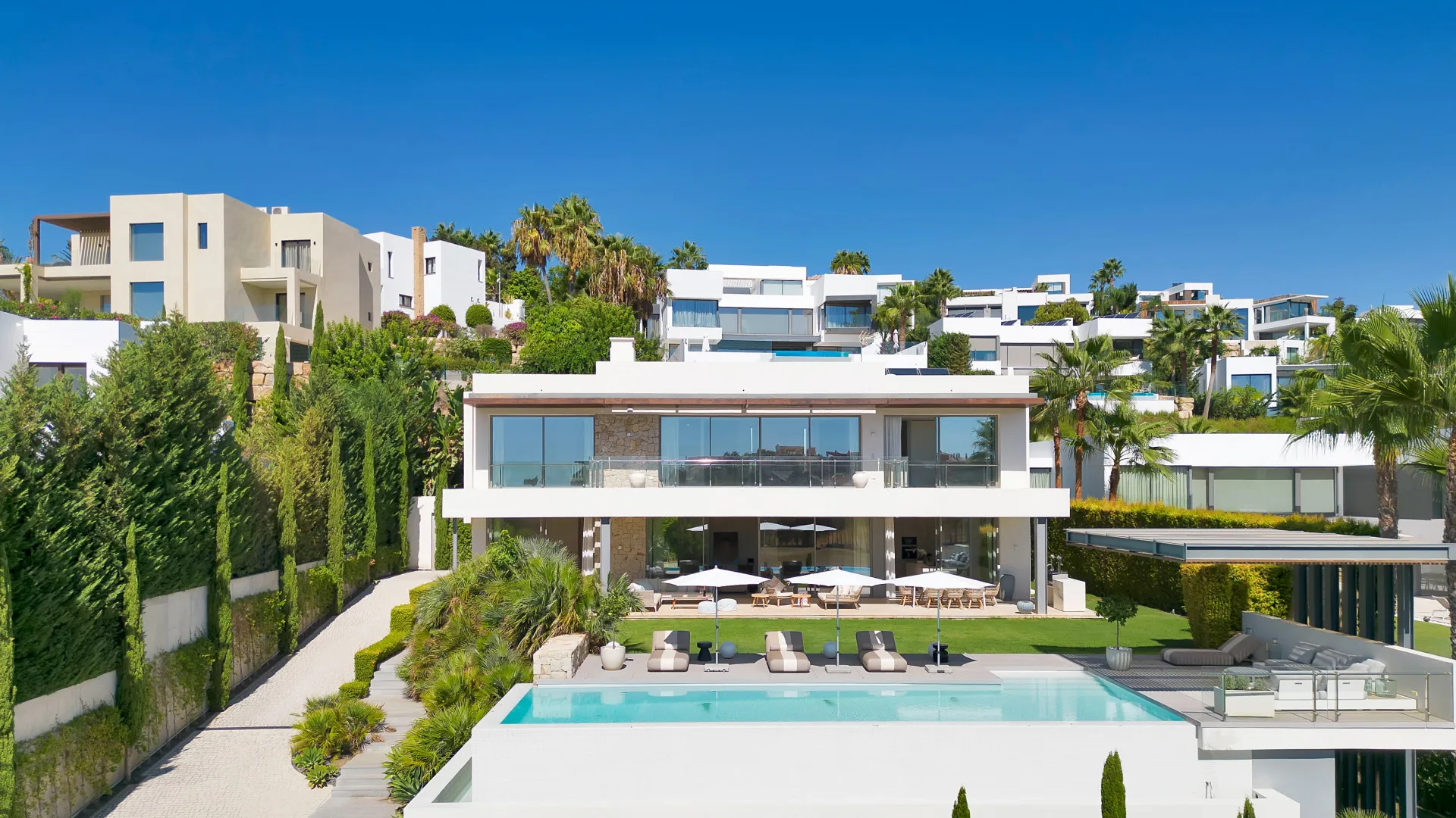 Buy villa in Benahavis with 5 bedrooms