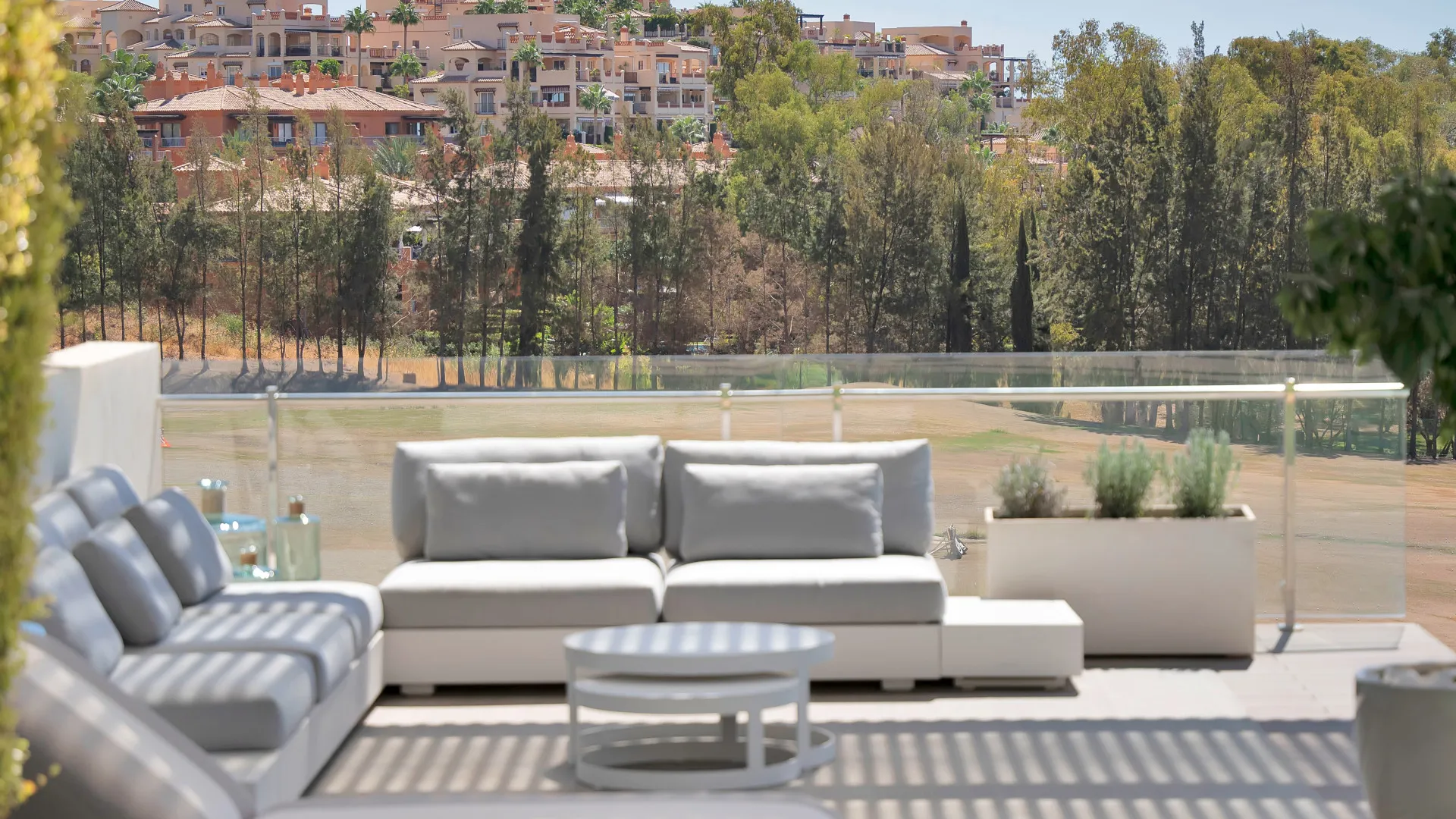 Buy villa in Benahavis with 5 bedrooms