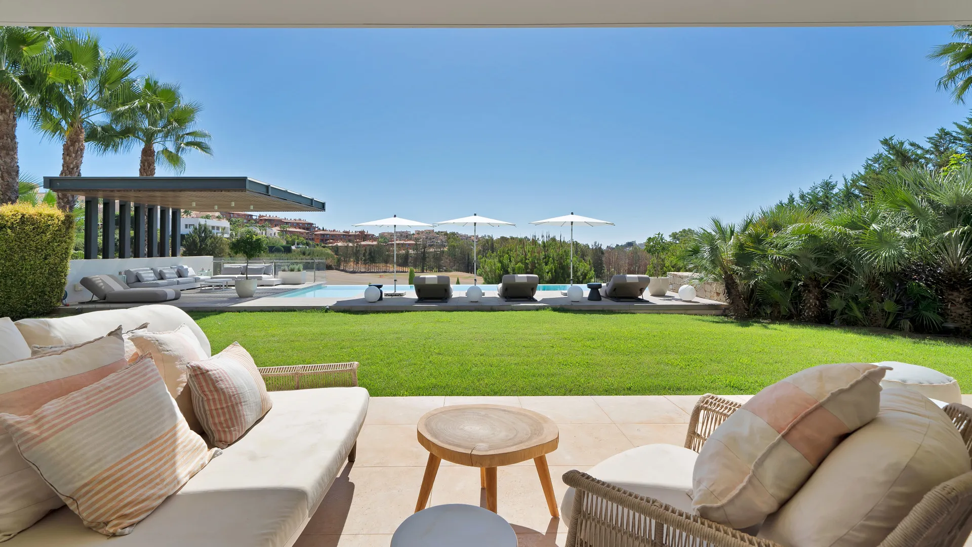 Buy villa in Benahavis with 5 bedrooms