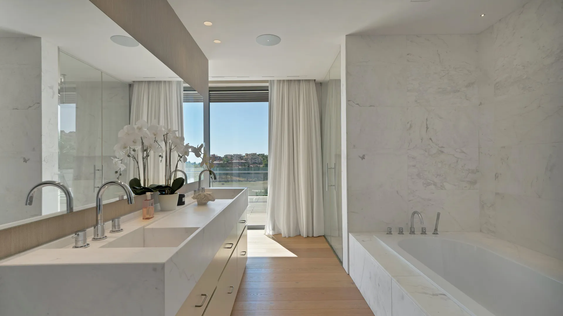 Buy villa in Benahavis with 5 bedrooms