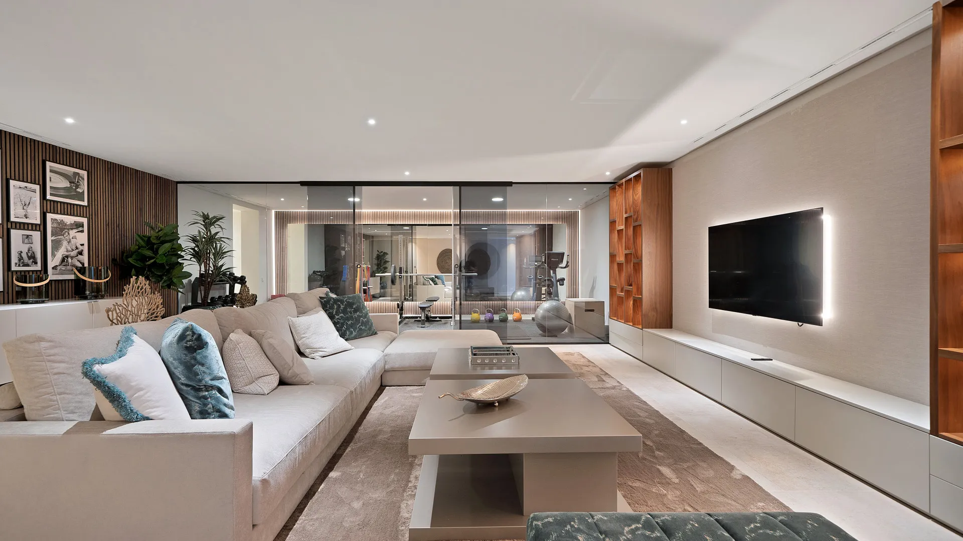 Buy villa in Benahavis with 5 bedrooms