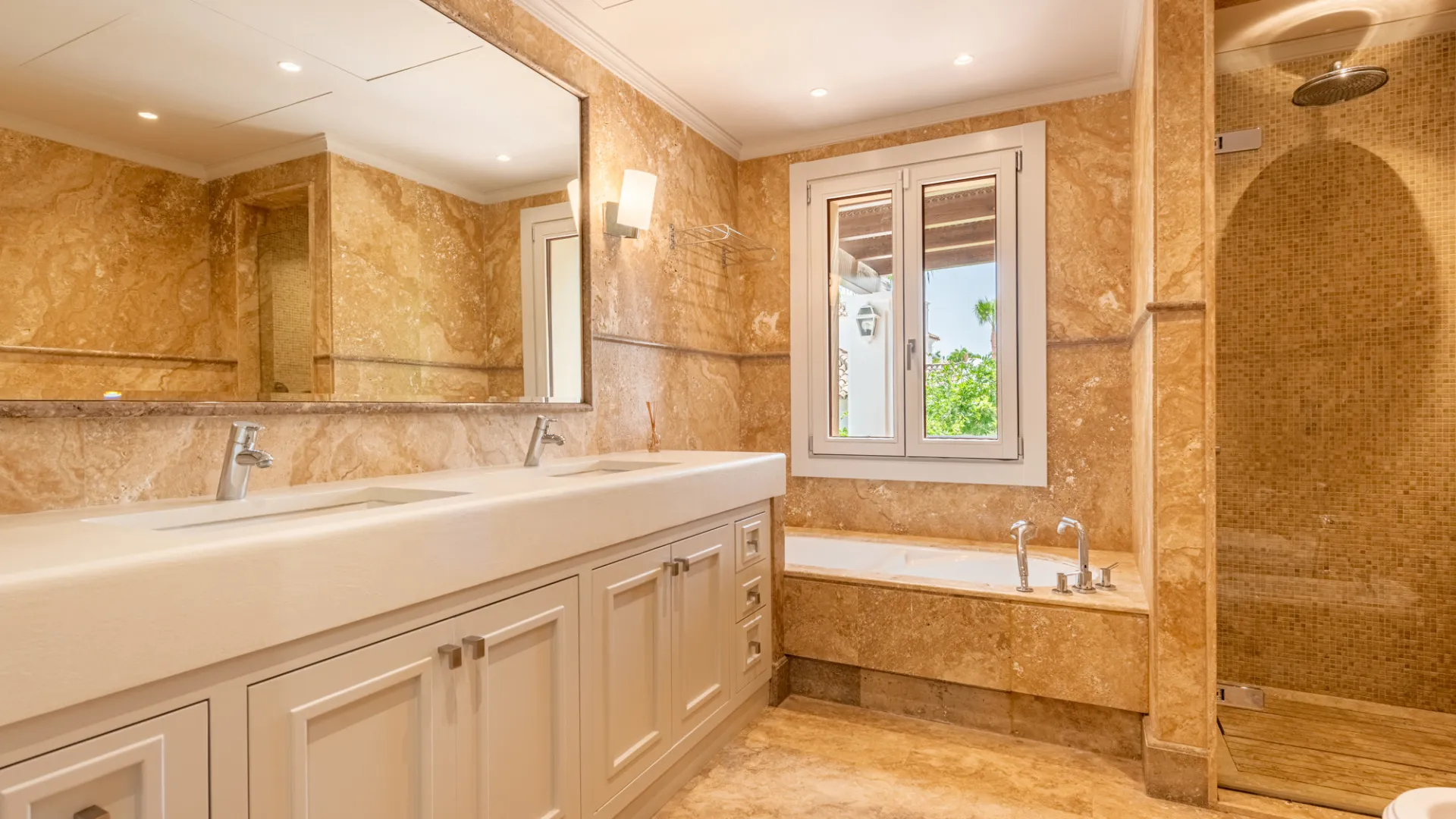 Villa con 15 dormitorios a la venta en Paraiso Alto