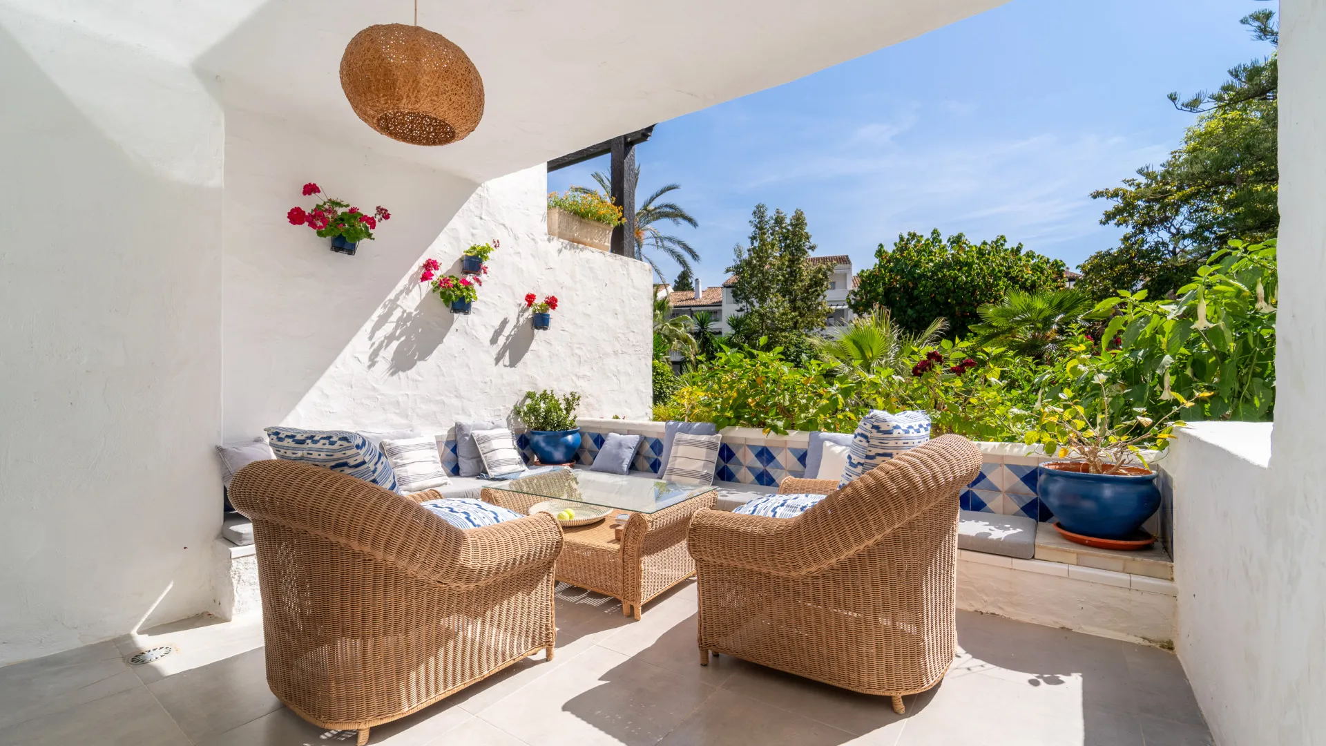 Ground floor apartment with 2 bedrooms for sale in Puente Romano II