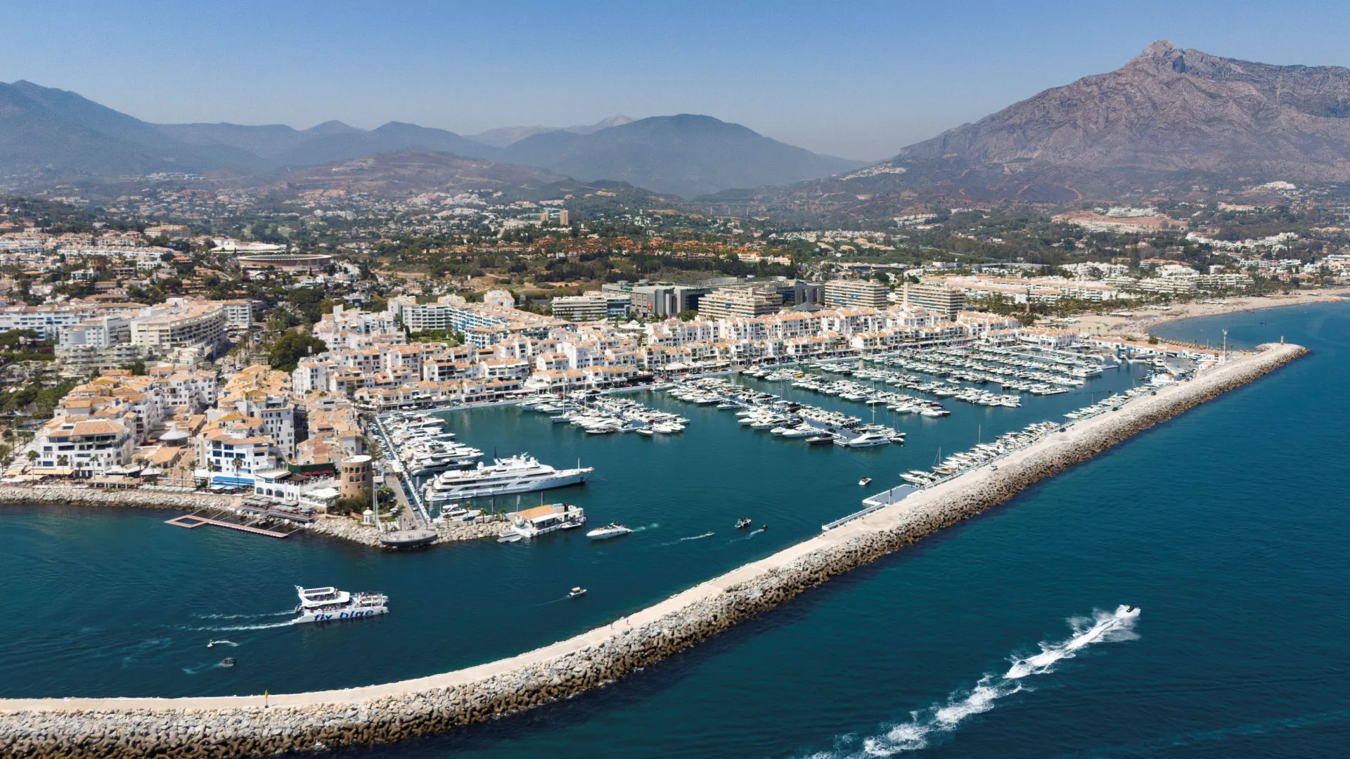 Se vende apartamento con 2 dormitorios en Marbella - Puerto Banus
