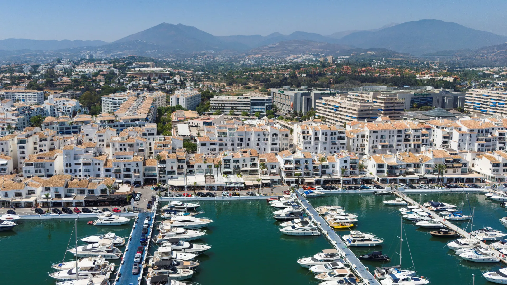 Se vende apartamento con 2 dormitorios en Marbella - Puerto Banus