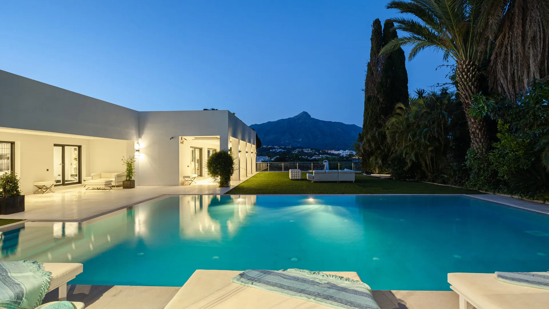 Villa con 7 dormitorios a la venta en Las Brisas