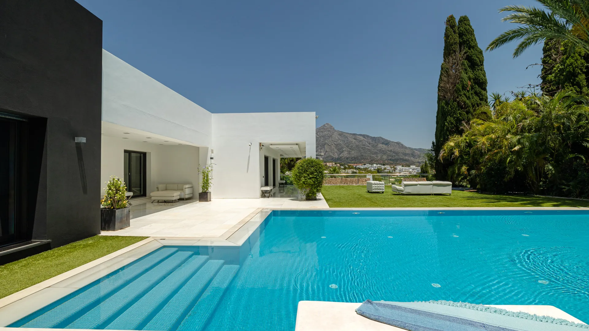 Villa con 7 dormitorios a la venta en Las Brisas