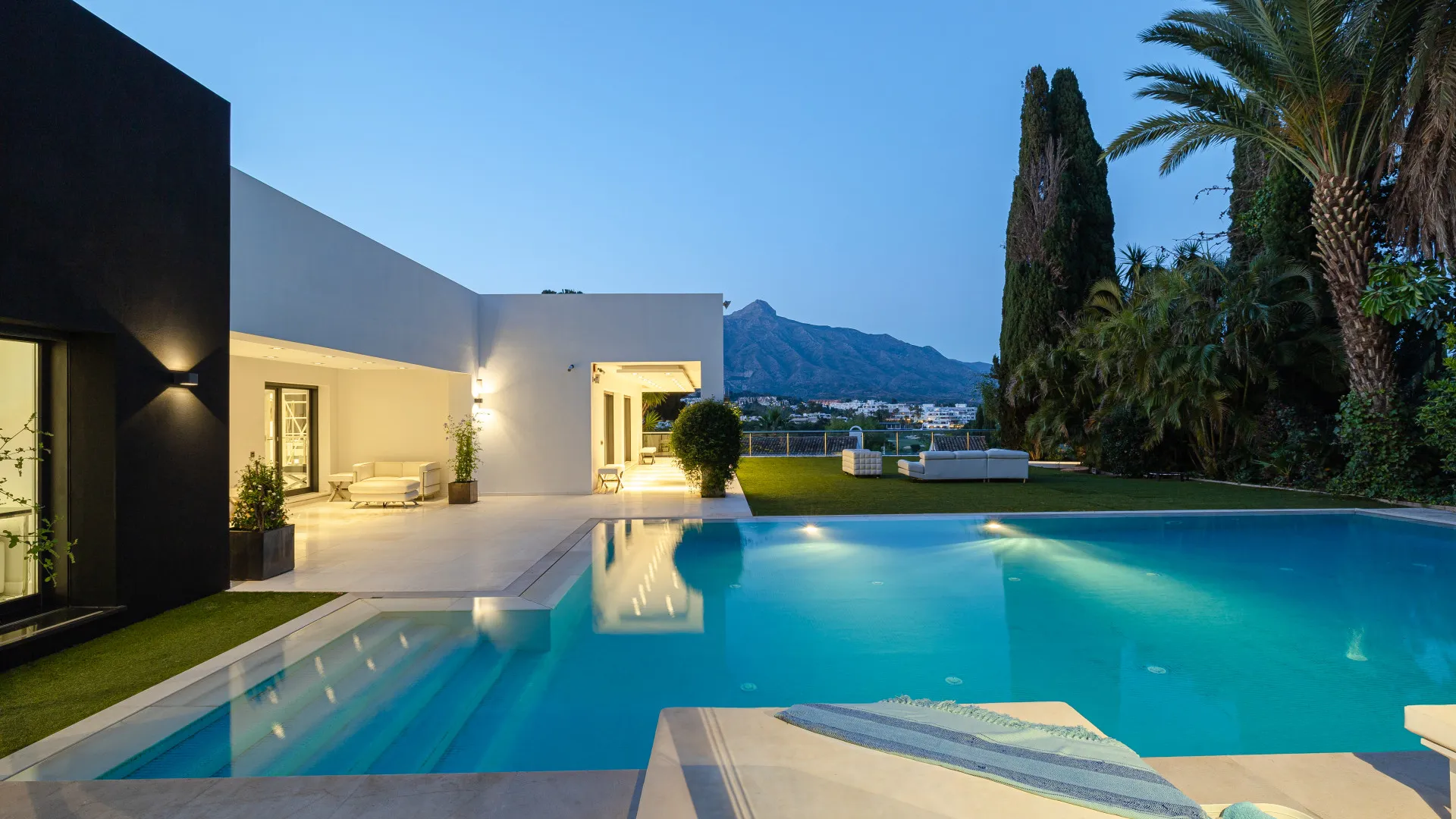 Villa con 7 dormitorios a la venta en Las Brisas