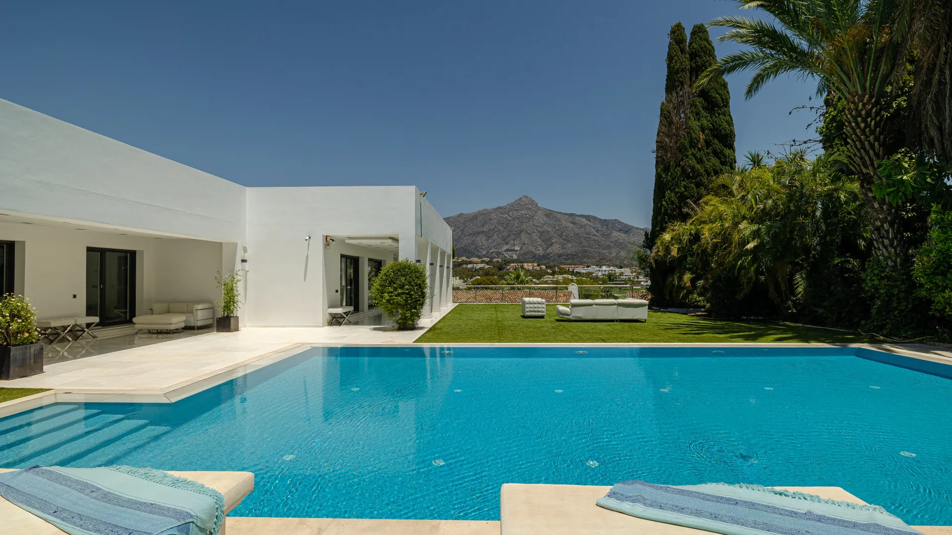 Villa con 7 dormitorios a la venta en Las Brisas