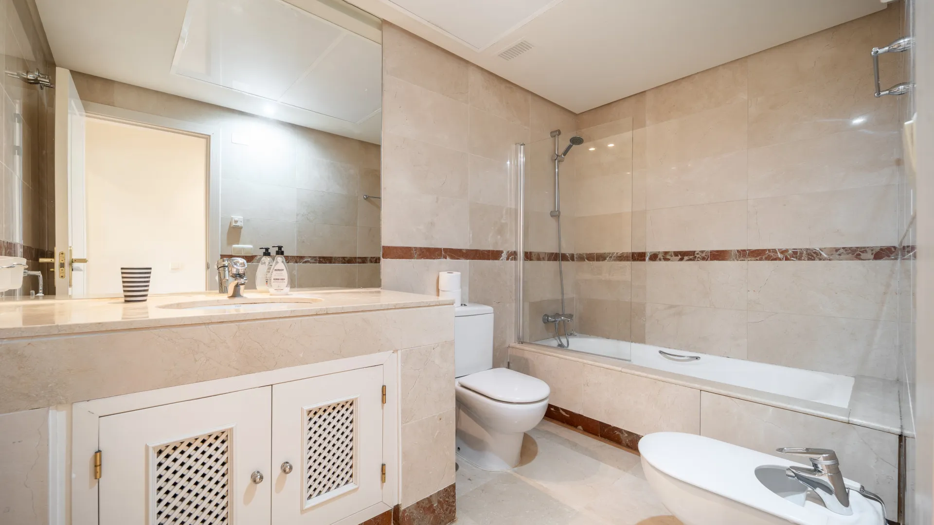 Se vende apartamento en Bahia Alcantara con 2 dormitorios