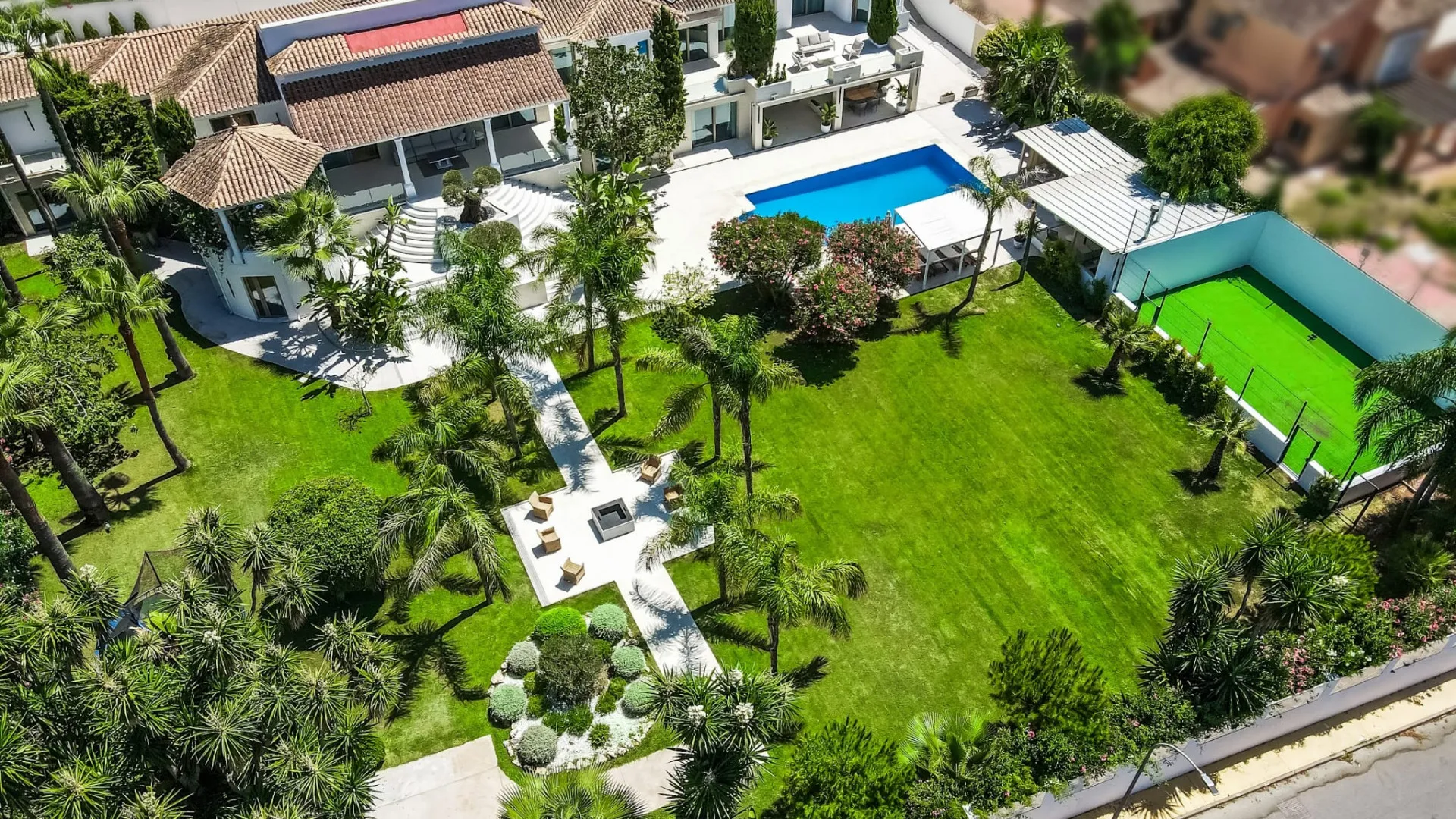 Se vende villa en Guadalmina Baja de 6 dormitorios