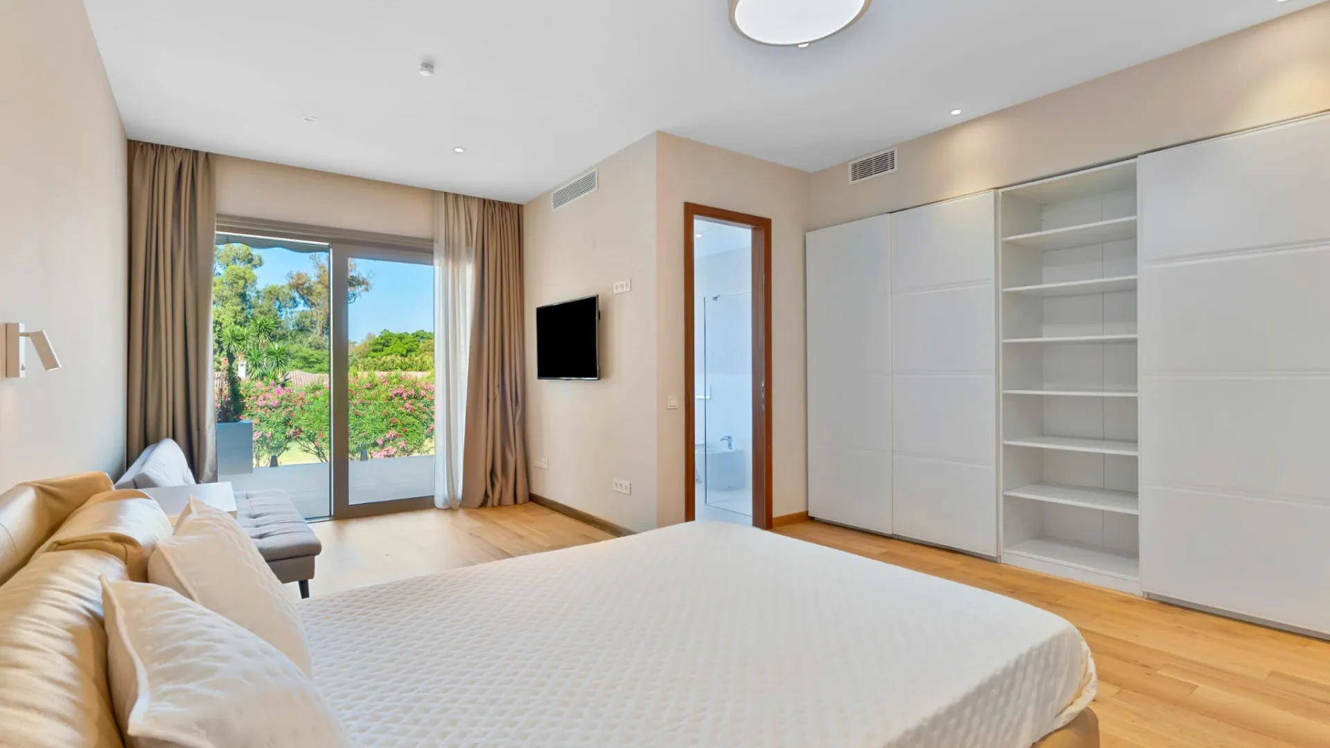 Se vende villa en Guadalmina Baja de 6 dormitorios