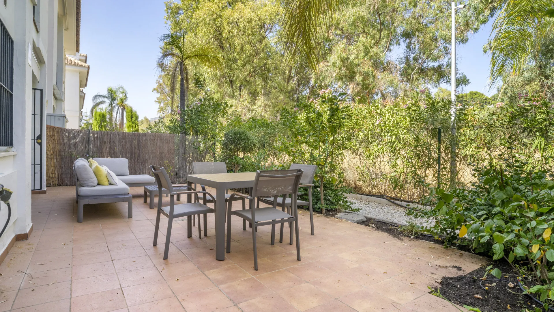 Apartamento planta baja en venta en Los Naranjos de Marbella