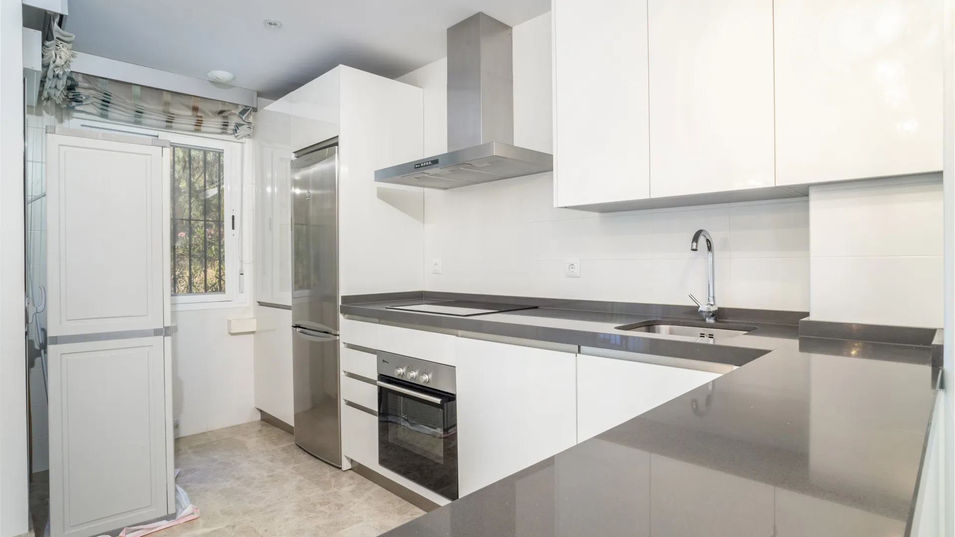Apartamento planta baja en venta en Los Naranjos de Marbella